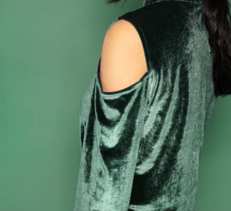 Hair,Shoulder,Green,Clothing,Arm,Turquoise,Teal,Joint,Neck,Black hair