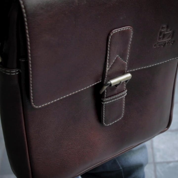 Bag,Brown,Leather,Briefcase,Baggage,Business bag,Hand luggage,Messenger bag,Material property,Fashion accessory