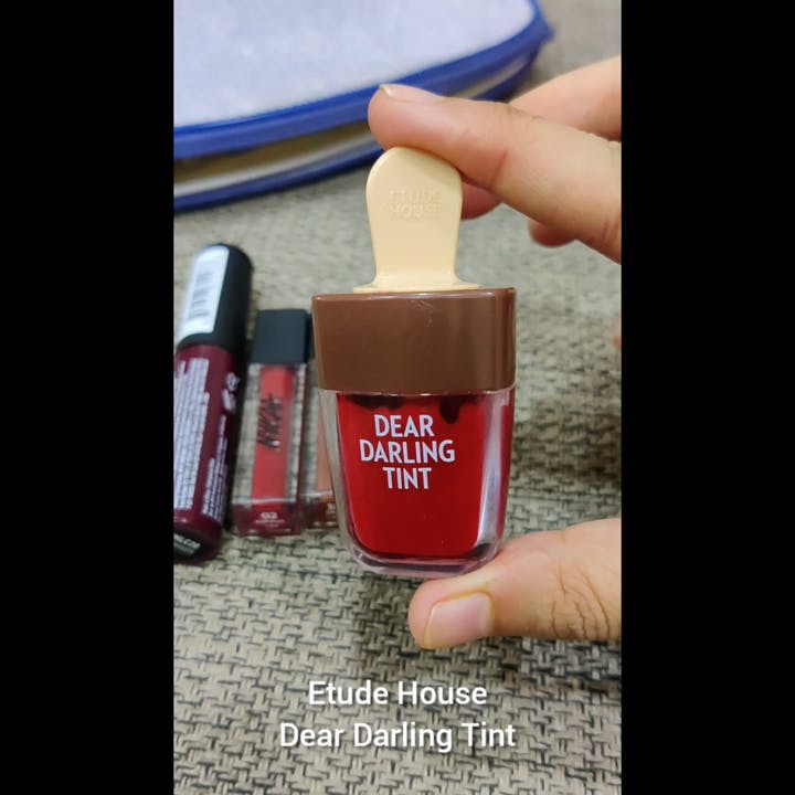 Red,Brown,Nail,Finger,Hand,Material property,Beige,Liquid,Gloss,Nail polish