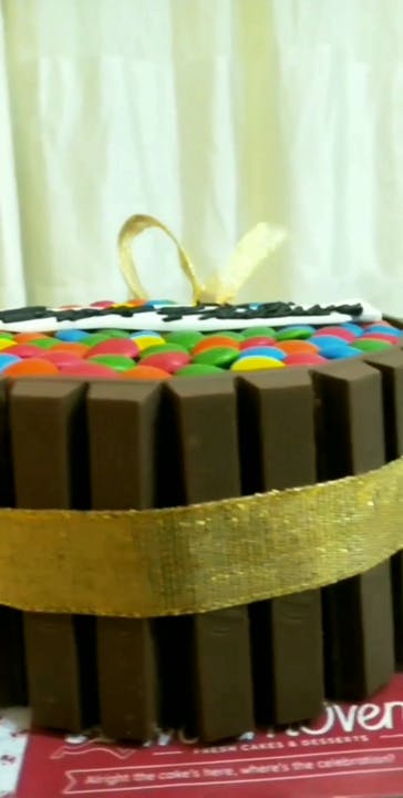 Cake,Yellow,Brown,Food,Dessert,Sweetness,Baked goods,Buttercream,Chocolate cake,Chocolate